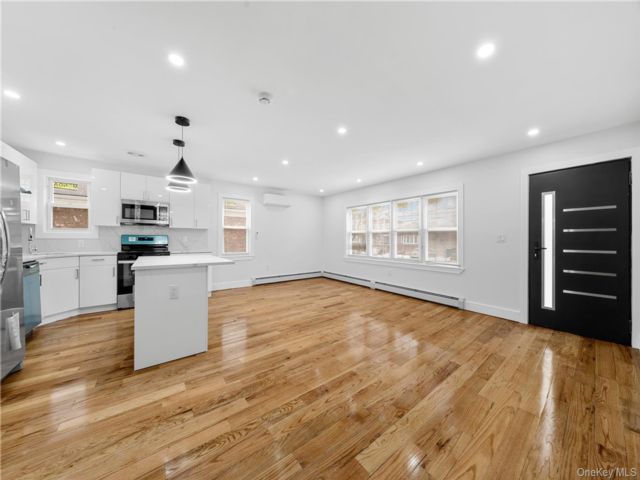  4 BR,  2.00 BTH &nbsp;Modern style home in Rosedale