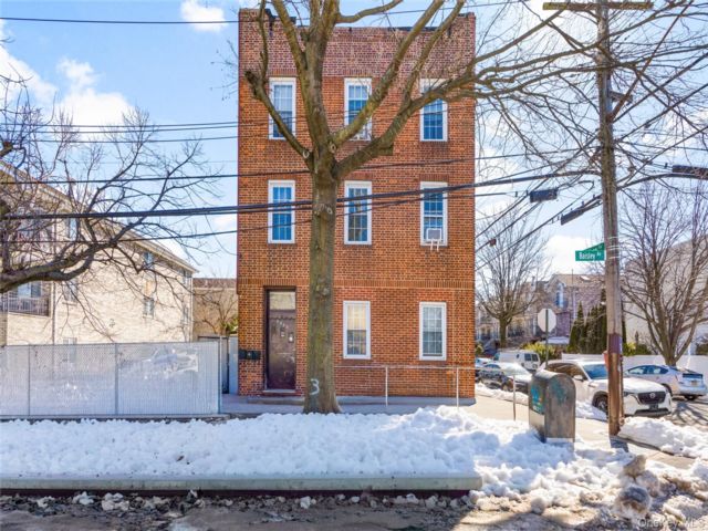  6 BR,  3.00 BTH &nbsp;House style home in Pilgrim