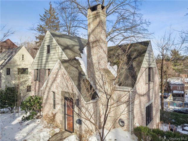  4 BR,  4.00 BTH &nbsp;Other style home in Riverdale