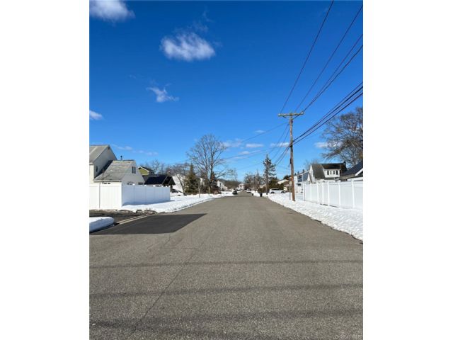  2 BR,  1.00 BTH &nbsp;Ranch style home in North Babylon