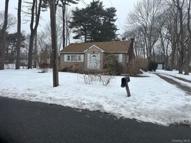  3 BR,  1.00 BTH &nbsp;Ranch style home in Central Islip