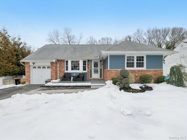  3 BR,  2.00 BTH &nbsp;Ranch style home in Kings Park