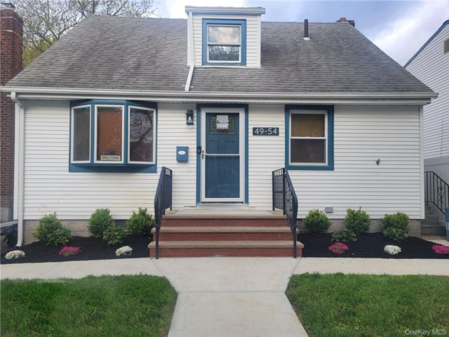  3 BR,  2.00 BTH &nbsp;Cape cod style home in Fresh Meadows