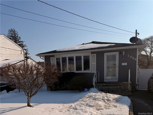  3 BR,  1.00 BTH &nbsp;Ranch style home in West Babylon