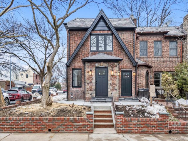  4 BR,  3.00 BTH &nbsp;Other style home in Rego Park