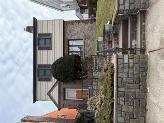  3 BR,  3.00 BTH &nbsp;Colonial style home in Whitestone