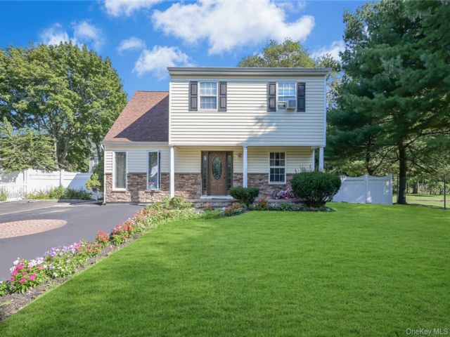  5 BR,  3.00 BTH &nbsp;Colonial style home in Central Islip