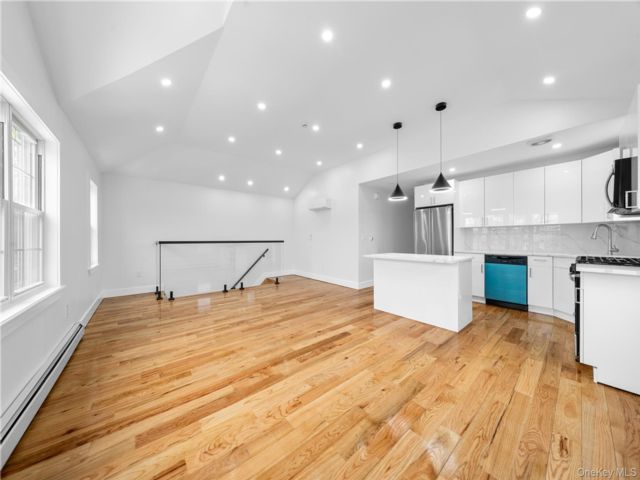  4 BR,  2.00 BTH &nbsp;Modern style home in Rosedale