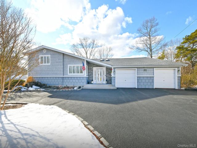  4 BR,  2.00 BTH &nbsp;Contemporary style home in Dix Hills