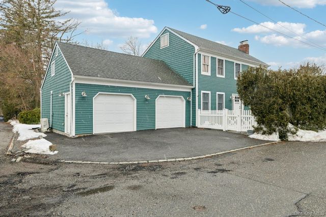  3 BR,  3.00 BTH &nbsp;Colonial style home in Huntington