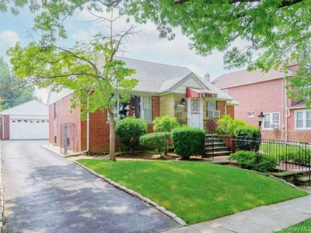  3 BR,  2.00 BTH &nbsp;Ranch style home in Flushing