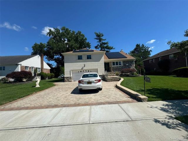  4 BR,  4.00 BTH &nbsp;Split level style home in Westbury
