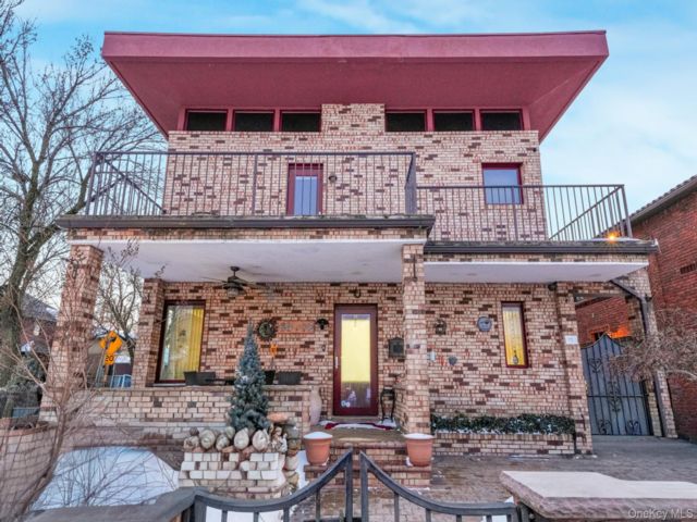  3 BR,  4.00 BTH &nbsp;Modern style home in Middle Village