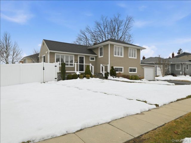  3 BR,  2.00 BTH &nbsp;Split level style home in Seaford