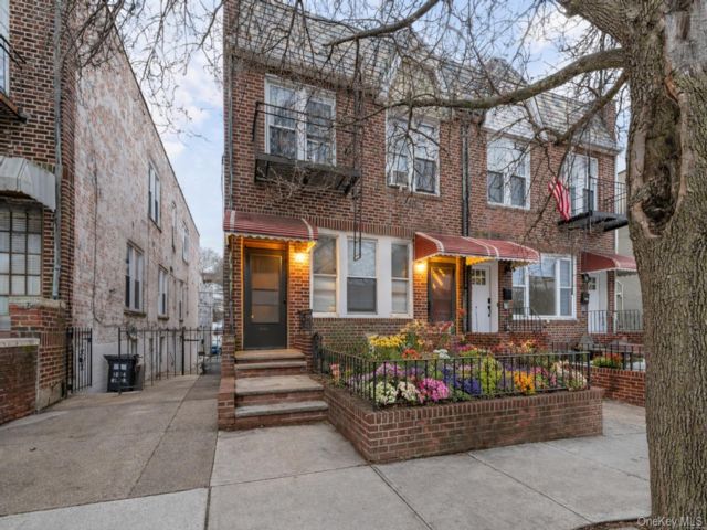  6 BR,  4.00 BTH &nbsp;House style home in Astoria