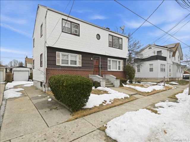  5 BR,  3.00 BTH &nbsp;Raised ranch style home in Laurelton