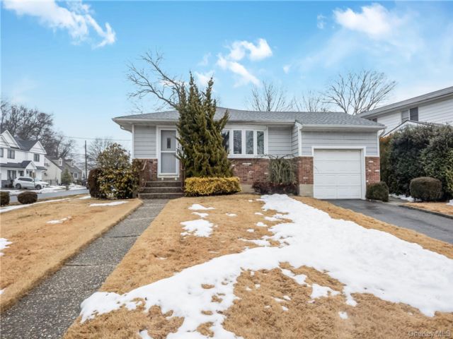  3 BR,  2.00 BTH &nbsp;Ranch style home in Massapequa Park