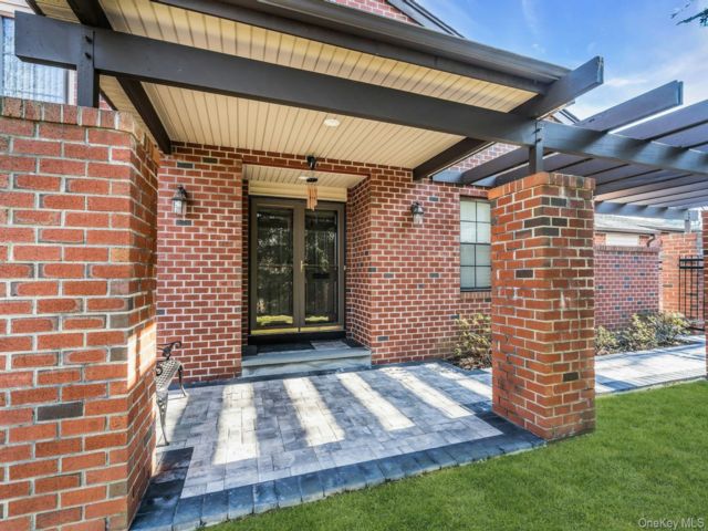 [Manhasset Real Estate, listing number 7255748]