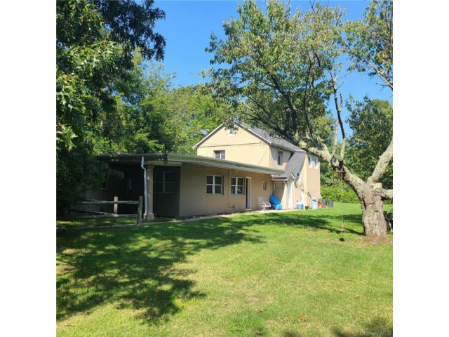  2 BR,  1.00 BTH &nbsp;Colonial style home in Shirley