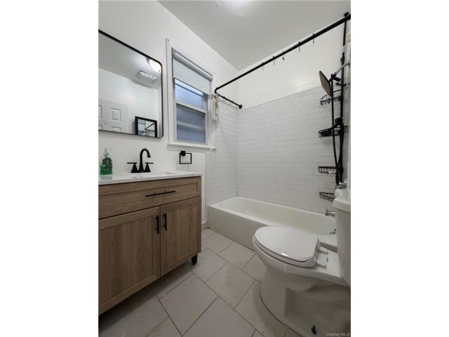  3 BR,  1.00 BTH &nbsp;Colonial style home in College Point