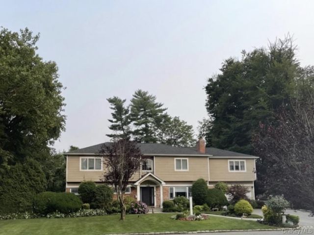  5 BR,  6.00 BTH &nbsp;Colonial style home in Roslyn Heights
