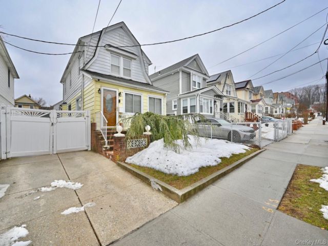  3 BR,  1.00 BTH &nbsp;Colonial style home in Queens Village