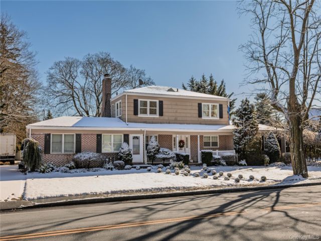  5 BR,  4.00 BTH &nbsp;Colonial style home in Rockville Centre