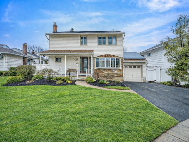  4 BR,  4.00 BTH &nbsp;Colonial style home in East Meadow