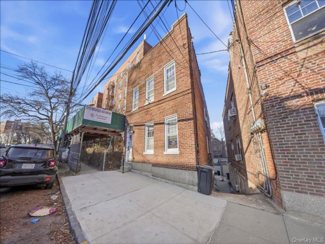  7 BR,  1.00 BTH &nbsp;House style home in Riverdale