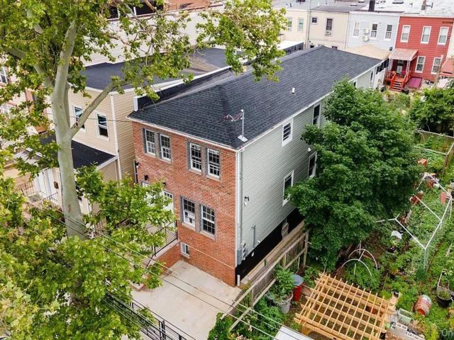  6 BR,  4.00 BTH &nbsp;House style home in East New York