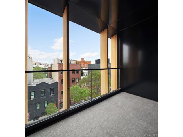  3 BR,  2.00 BTH &nbsp;Condo style home in Greenpoint
