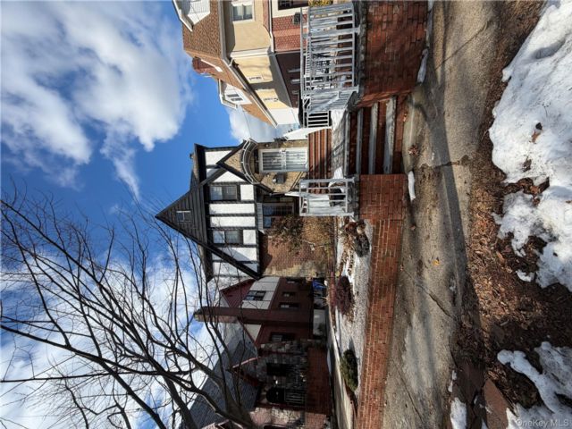  3 BR,  3.00 BTH &nbsp;Colonial style home in Jamaica Estates