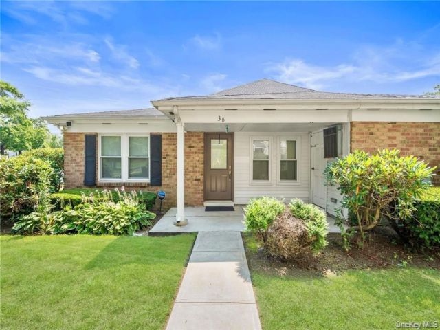  2 BR,  1.00 BTH &nbsp;Ranch style home in Ridge