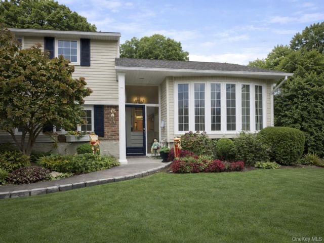  3 BR,  2.00 BTH &nbsp;Split level style home in East Meadow