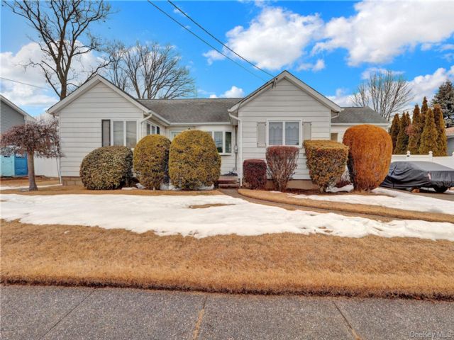  4 BR,  2.00 BTH &nbsp;Exp ranch style home in Massapequa