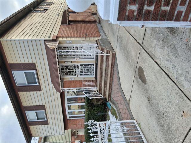  6 BR,  4.00 BTH &nbsp;Colonial style home in Rosedale