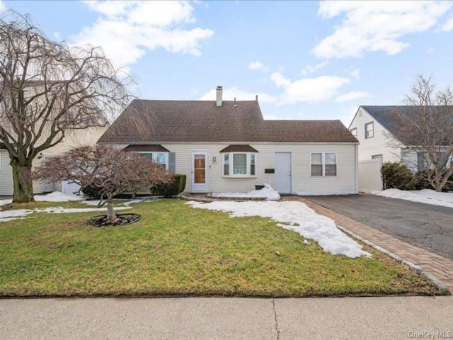  4 BR,  2.00 BTH &nbsp;Cape cod style home in Levittown