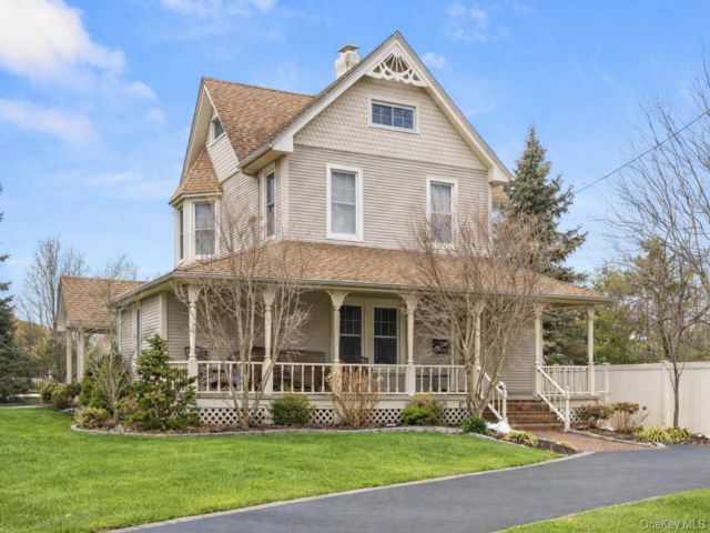  4 BR,  3.00 BTH &nbsp;Victorian style home in Islip
