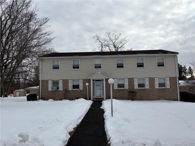 10 BR,  3.00 BTH &nbsp;Colonial style home in Valley Cottage