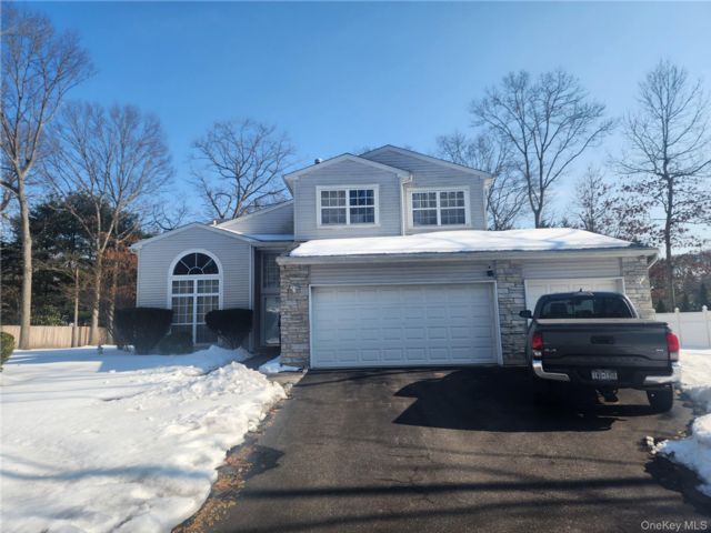  5 BR,  4.00 BTH &nbsp;Colonial style home in Lake Grove