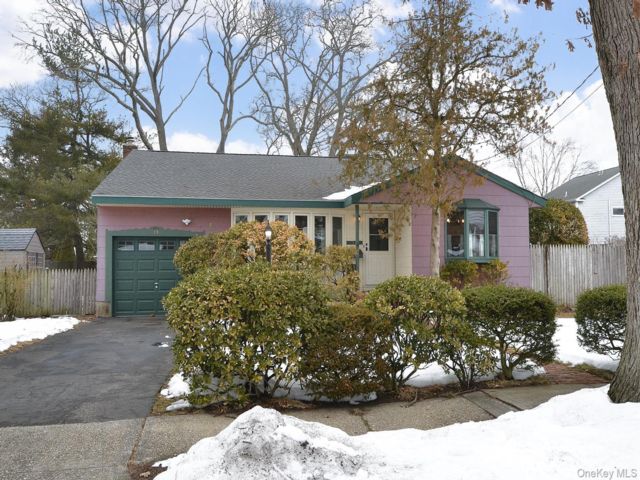  4 BR,  2.00 BTH &nbsp;Split ranch style home in Massapequa