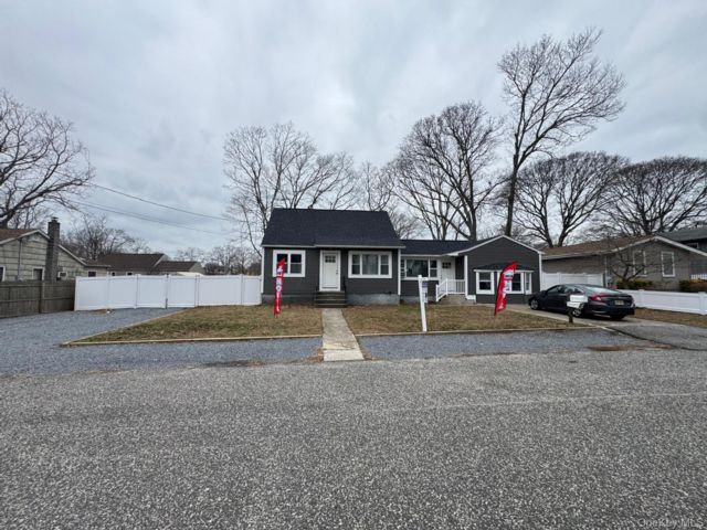  4 BR,  2.00 BTH &nbsp;Cape cod style home in Mastic