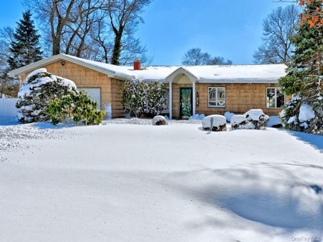  3 BR,  3.00 BTH &nbsp;Exp ranch style home in Holtsville