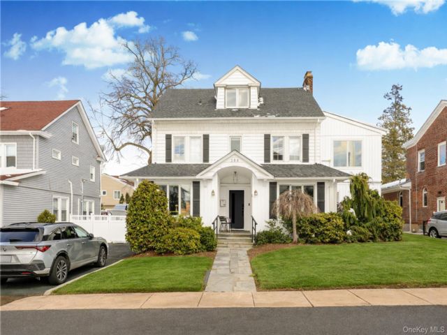  6 BR,  5.00 BTH &nbsp;Colonial style home in Cedarhurst