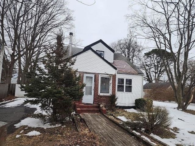  4 BR,  2.00 BTH &nbsp;Cape cod style home in Central Islip