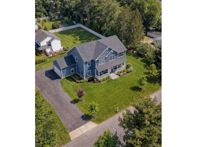  5 BR,  4.00 BTH &nbsp;Colonial style home in Centereach