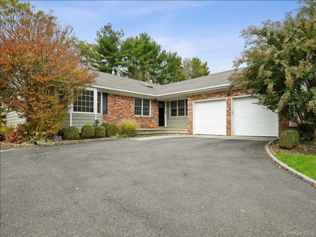 4 BR,  4.00 BTH &nbsp;Ranch style home in Woodbury