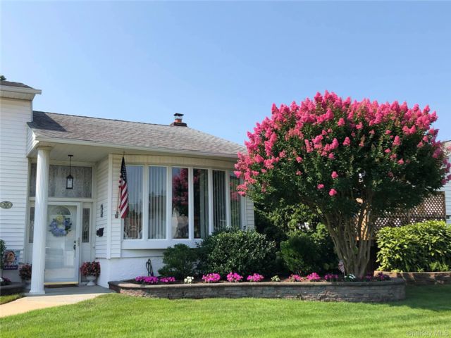  3 BR,  2.00 BTH &nbsp;Split level style home in East Meadow