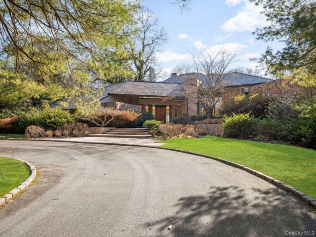  6 BR,  8.00 BTH &nbsp;Contemporary style home in Old Westbury