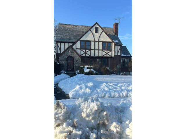  4 BR,  2.00 BTH &nbsp;Colonial style home in Hempstead